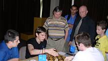 Před dvaceti lety. V Ideonu už se hrálo na začátku milénia. Šachisty navštívil i legendární Anatolij Karpov (přemýšlí).