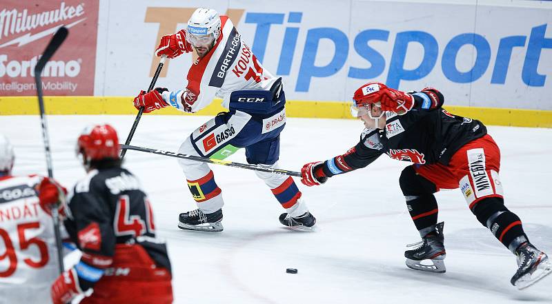 Hokejové utkání Tipsport extraligy v ledním hokeji mezi HC Dynamo Pardubice (v bíločerveném) a HC Oceláři Třinec (v černočerveném) v pardudubické enterie areně.