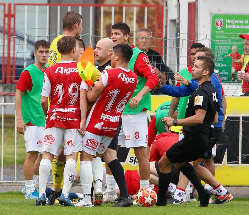 Utkání Fobalové národní ligy mezi FK Pardubice (ve červenobílém) a FK Varnsdorf (ve žlutém) na hřišti pod Vinicí v Pardubicích.