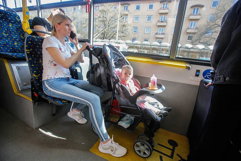 Lidé díky vládním prokovidovým uvolňováním nemusí nosit roušky a respirátory ve veřejných dopravních prostředcích.