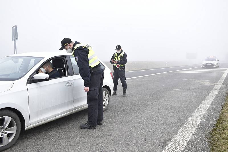 Policejní hlídky kontrolovaly řidiče mezi okresy Chrudim a Pardubice.