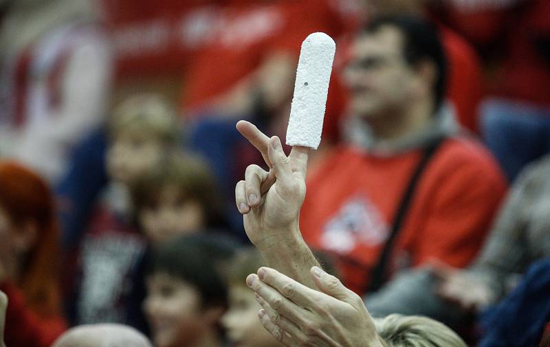 Basketbalové utkání Kooperativa NBL mezi BK JIP Pardubice (v červenobílém) a BK Olomoucko (v modrém) v pardubické hale na Dašické.