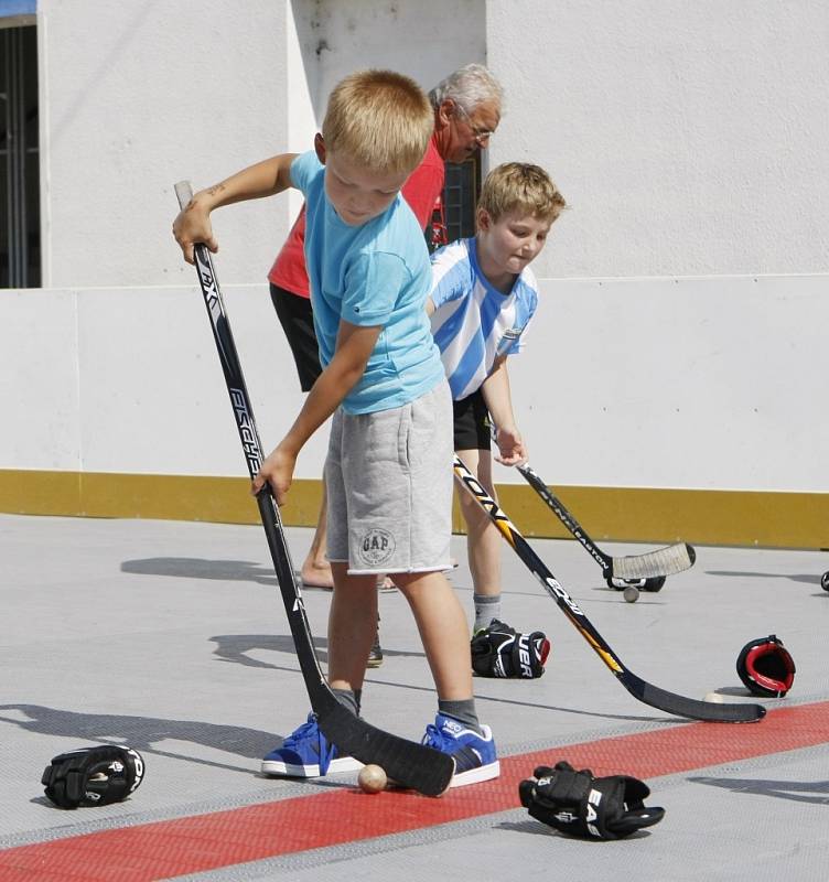 Ani chvíle oddechu. V hokejové škole se mladí sportovci nezastaví, mají hodně pestrý program. 