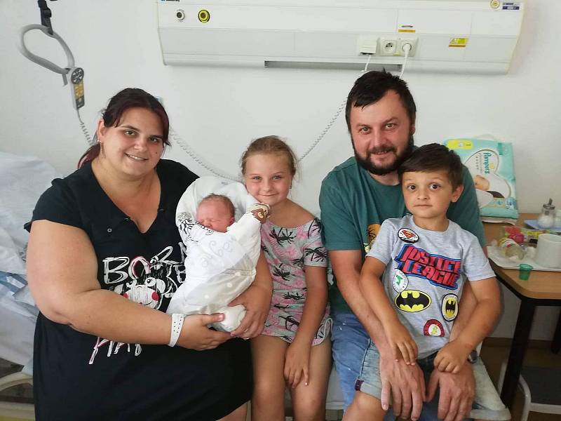 Irenka Petrová se narodila 18. července 2022 ve 14.58 hodin. Vážila 3,37 kg a měřila 48 cm. Rodiče Marie a Jan bydlí v Brozanech. Na sestřičku se těšila také Maruška (7,5 roku) a Honzík (4 roky).