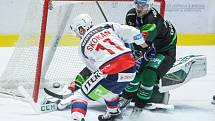 Extraligový hokejový duel mezi HC Dynamo Pardubice (v bílém) a HC Energie Karlovy Vary.