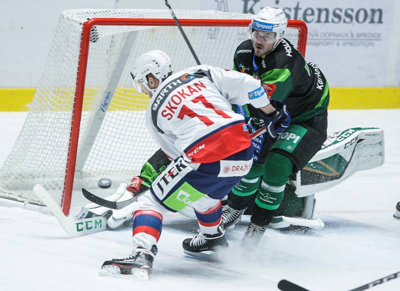 Extraligový hokejový duel mezi HC Dynamo Pardubice (v bílém) a HC Energie Karlovy Vary.