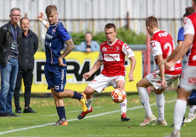 Utkání Fobalové národní ligy mezi FK Pardubice (ve červenobílém) a SK Líšeň ( v modrém) na hřišti pod Vinicí v Pardubicích.