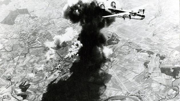 Nad hořícími Pardubicemi přelétá B-24 Liberator patřící k 55. wingu těžkých bombardérů 15. letecké armády USA. Snímek pořídil člen posádky druhého bombardéru. 