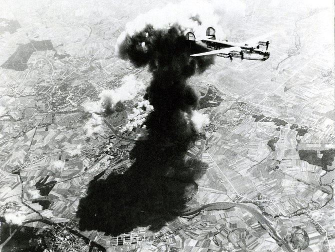 Nad hořícími Pardubicemi přelétá B-24 Liberator patřící k 55. wingu těžkých bombardérů 15. letecké armády USA. Snímek pořídil člen posádky druhého bombardéru. 