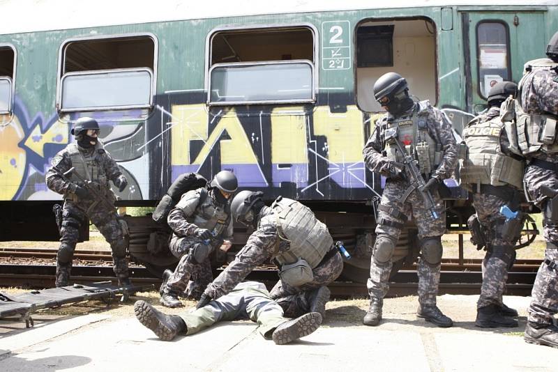 Policisté z pořádkových jednotek a URNY cvičili v České Třebové záchranu rukojmích z vlaku.