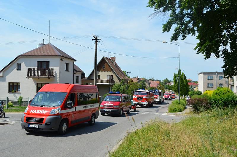 Dobrovolní hasiči z Lázní Bohdaneč slavili 140 let výročí. Požehnání do služby dostala dvě nová zásahová vozidla. 