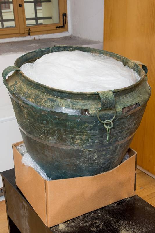 Bronzový kotlík starý 3000 let. Místo jeho nálezu archeologové zatím tají. 