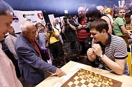 Prezident Václav Klaus v pondělí zavítal na mezinárodní festival šachu a her Czech Open do pardubické ČEZ Areny. 