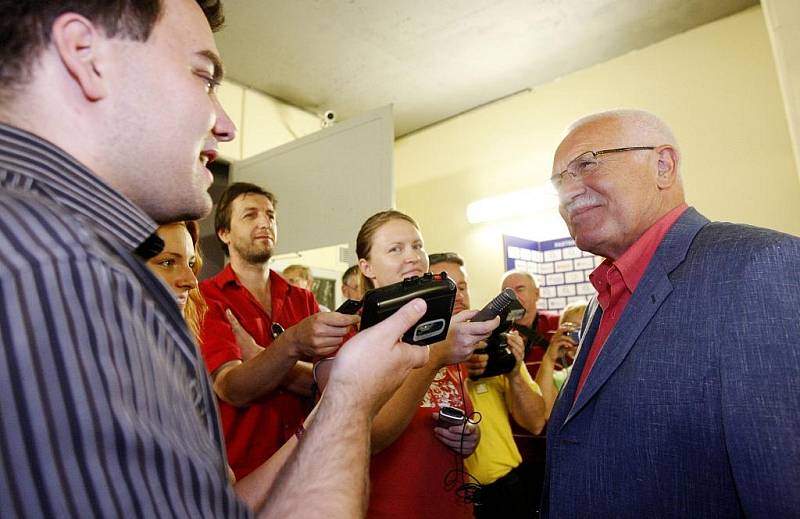 Prezident Václav Klaus v pondělí zavítal na mezinárodní festival šachu a her Czech Open do pardubické ČEZ Areny. 