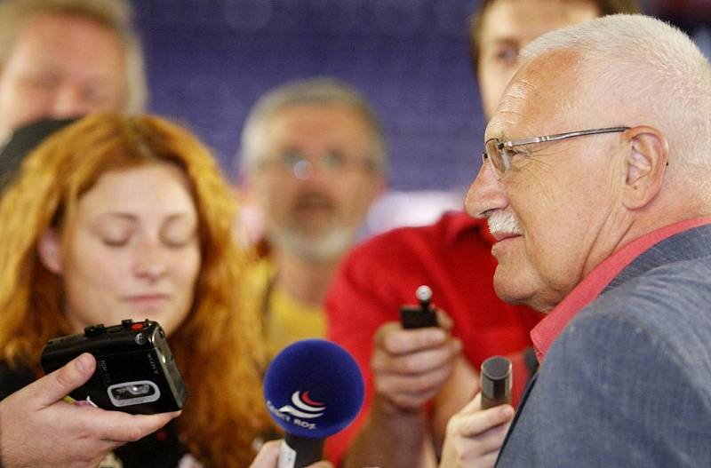 Prezident Václav Klaus v pondělí zavítal na mezinárodní festival šachu a her Czech Open do pardubické ČEZ Areny. 