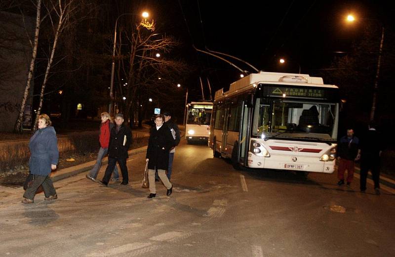 Cestující z trolejbusu nakonec museli vystoupit a do cíle vyrazit po svých. Jeden z trolejbusů nebyl schopen místo nehody objet.