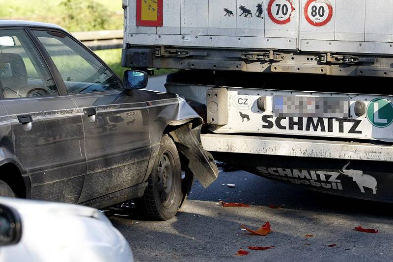 Mezi železničním nadjezdem a nadjezdem u Parama došlo ke střetu nákladního a dvou osobních vozidel.