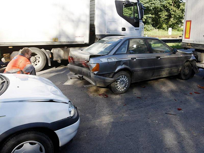 Mezi železničním nadjezdem a nadjezdem u Parama došlo ke střetu nákladního a dvou osobních vozidel.