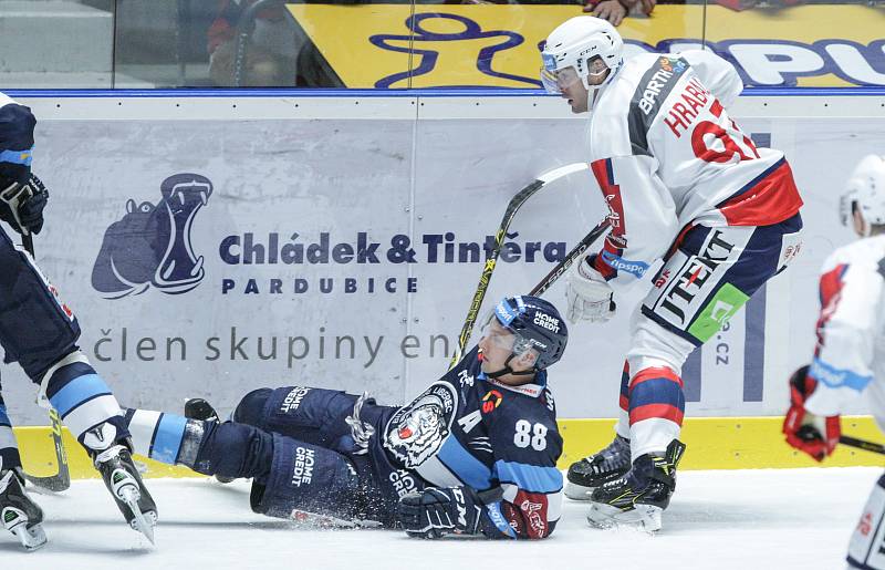 Duel Tipsport extraligy v ledním hokeji mezi HC Dynamo Pardubice a  HC Bílí Tygři Liberec.