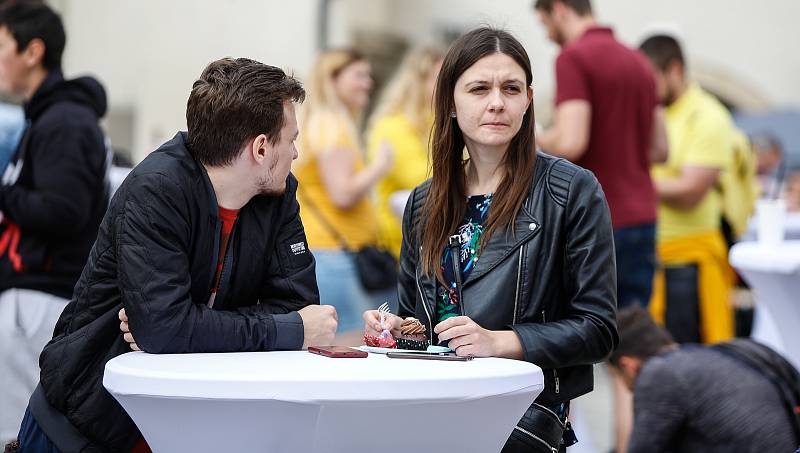 Na Pernštejnském hodování na pardubickém zámku prodejci uvařili, usmažili a upekli dobroty jak podle dobových receptů, tak i podle současných trendů. Na své si přišli milovníci masa i sladkých dezertů. Fotografie z předchozích ročníků akce. 