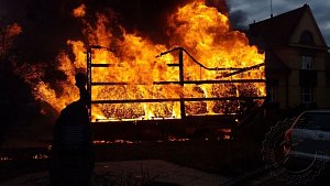 Požár přívěsu nákladního automobilu.v Přelouči