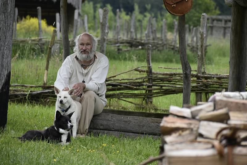 V Keltském skanzenu v Nasavrkách se v sobotu stříhaly ovce pérovým nůžkami.