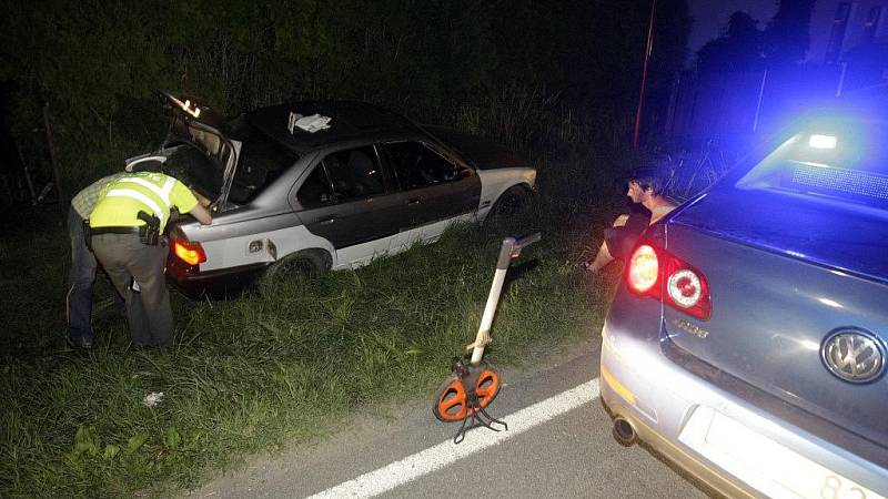 Šílenou noční honičku pětadvacetiletého řidiče bez papírů ukončila až nehoda