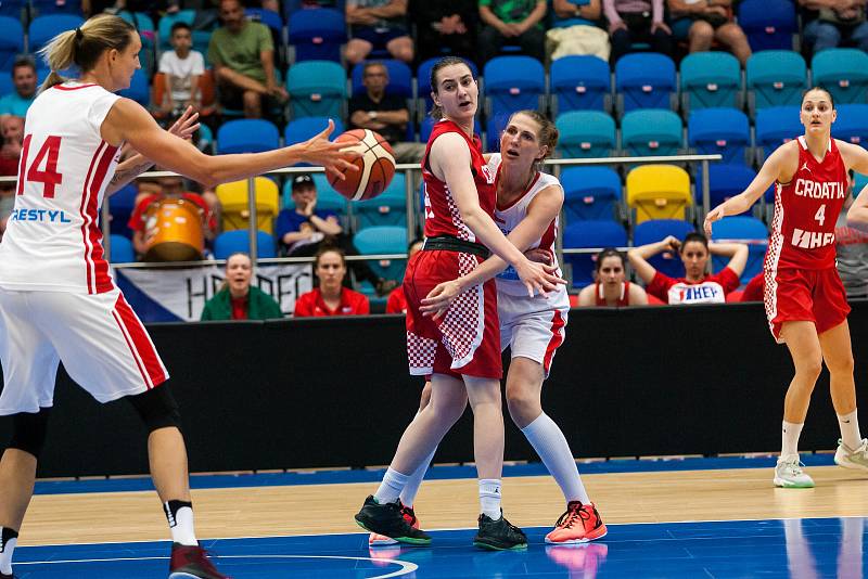 Basketbalistka Petr Kulichová s č. 14 v přípravném utkání Česko - Chorvatsko.