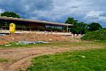 Letní stadion si obléká nový kabát. Nově se světelnými stožáry.