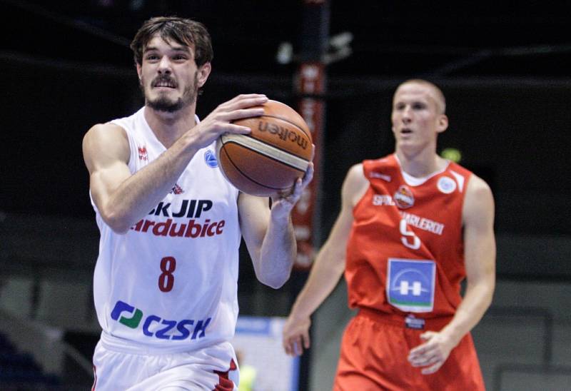 Basketbalové pohárové utkání Pardubice - Charleroi.