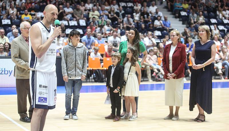 Poslední souboj basketbalových legend Jiřího Welsche a Luboše Bartoně v pardudubické ČSOB pojišťovna ARENĚ.