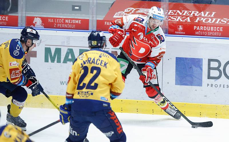 Hokejové utkání Tipsport extraligy v ledním hokeji mezi HC Dynamo Pardubice (v červenobílém) a PSG Berani Zlín  (ve žlutomodrém) pardudubické enterie areně.