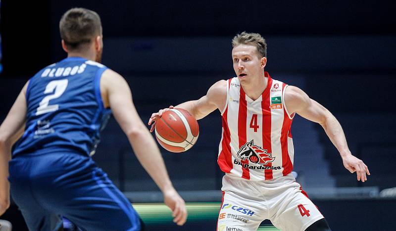 Basketbalové utkání Kooperativy NBL v rámci projektu osmého ročníku Hrajeme spolu za Pardubice mezi BK JIP Pardubice (v červenobílém) a BC Geosan Kolín (v modrém) v pardubické enteria areně.