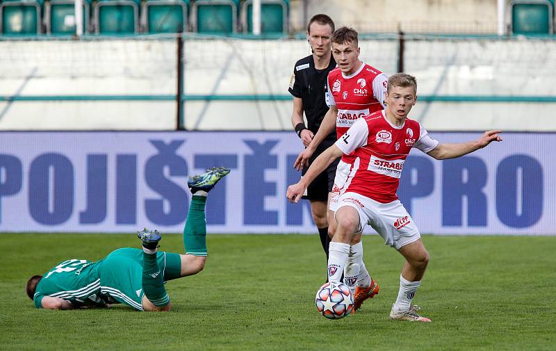 Fotbalové utkání Fortuna ligy mezi FK Pardubice (v červenobílém) a FC Bohemians 1905 ( v zelenobílém) na Městském stadionu Ďolíček v Praze.