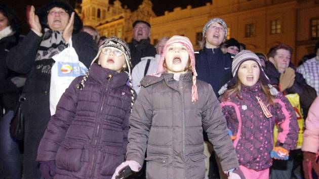 Pardubice zpívaly koledy na Pernštýnském náměstí.