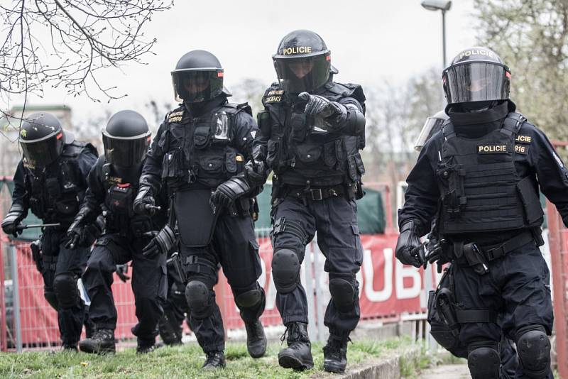 Policisté pořádkové jednotky si na pardubickém fotbalovém stadionu cvičili zvládání agresivních fanoušků.