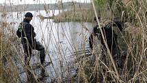 Policisté při propátrávání okolí Pohránovského rybníku. Hledala se více jak měsíc pohřešovaná žena.