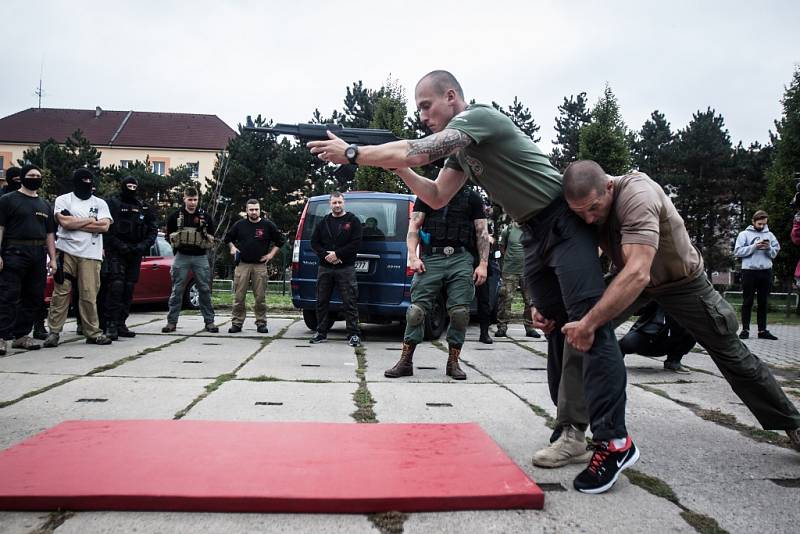 Bojové umění Krav Maga policistům Krajské pořádkové jednotky Pardubického kraje vysvětloval mistr tohoto boje Jean-Paul Jauffret.