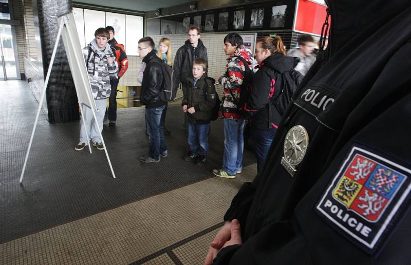 Pardubická policie pátrá po vrahovi z Moravan na místě, kde byl naposledy spatřen. Na pardubickém hlavním nádraží policisté vystavili podobenku muže ve snaze najít možné svědky.