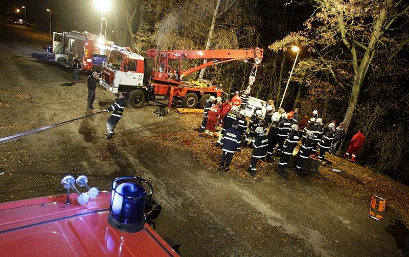 Záchranáři v Pardubicích měli noční cvičení. Vyprošťovali autobus plný lidí, který spadl ze srázu.