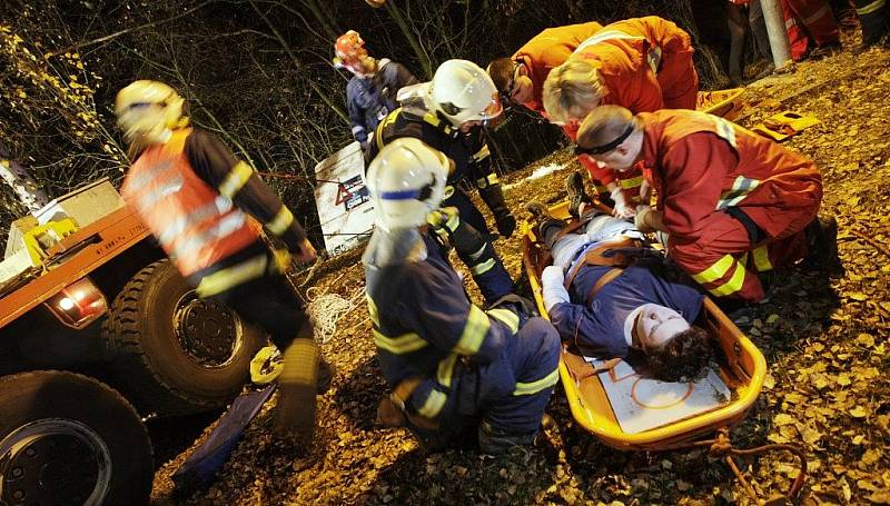 Záchranáři v Pardubicích měli noční cvičení. Vyprošťovali autobus plný lidí, který spadl ze srázu.