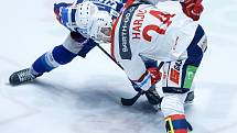 Hokejové utkání Tipsport extraligy v ledním hokeji mezi HC Dynamo Pardubice (v bíločerveném) a HC Kometa Brno (v modrém) v pardudubické enterie areně.