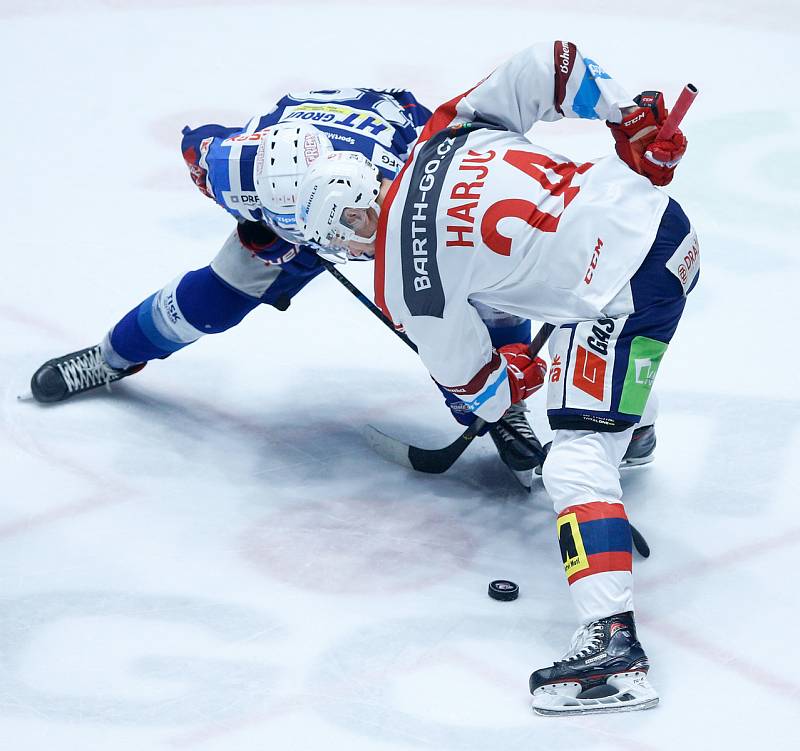 Hokejové utkání Tipsport extraligy v ledním hokeji mezi HC Dynamo Pardubice (v bíločerveném) a HC Kometa Brno (v modrém) v pardudubické enterie areně.