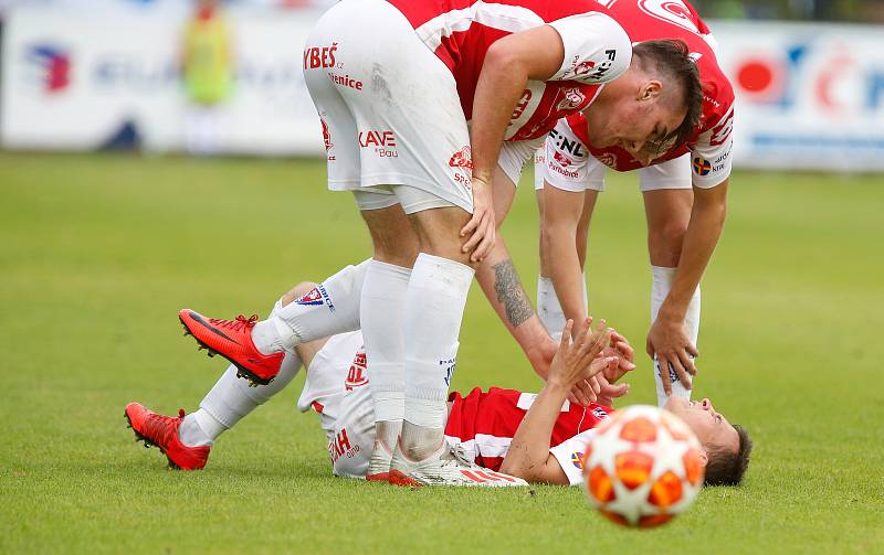 Utkání Fobalové národní ligy mezi FK Pardubice (ve červenobílém) a SK Líšeň ( v modrém) na hřišti pod Vinicí v Pardubicích.