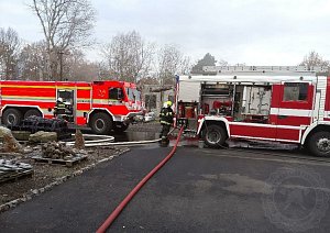 Na Krajské operační a informační středisko HZS Pardubického kraje byl v neděli v 8.55 hodin oznámen požár ve skladu v Hrobicích.