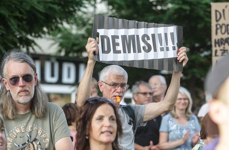 Zhruba šest set lidí se v úterý sešlo u sochy Jana Kašpara v Pardubicích. Opět protestovali proti premiérovi Andreji Babišovi a ministryni spravedlnosti Marii Benešové.