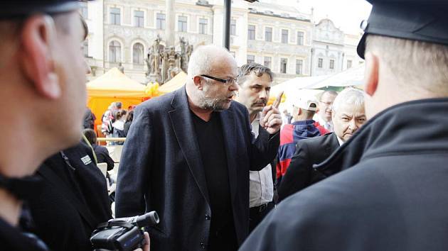 Pardubický radní Jiří Razskazov křičel na pondělním mítinku ČSSD na policisty, kteří na místě zajišťovali pořádek.