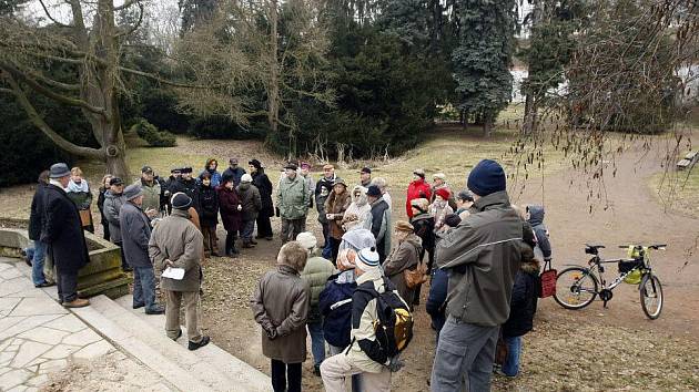 Přírodovědná sekce Klubu přátel Pardubicka uspořádala v sobotu odpoledne zajímavou vycházku s odborným výkladem a popisem dřevin v prostoru Tyršových sadů.