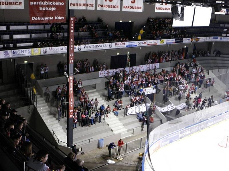 Pardubickým fanouškům vadí vedení hokejového klubu. Na protest proti vedení klubu v první třetině odešla polovina Jižní tribuny.