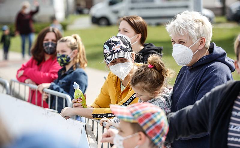 Mistrovství České republiky v půlmaratonu vyhráli Vít Pavlišta (číslo1) a Tereza Hrochová (číslo 11).